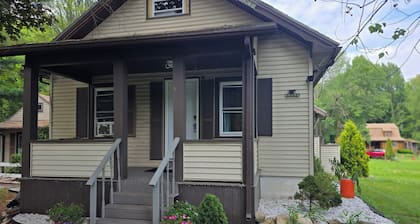 Charming 3-bedroom house with wishing well,WiFi and AC in Bloomfield