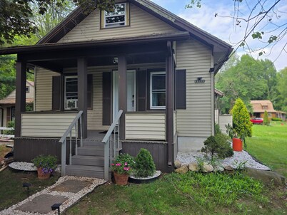 Charming 3-bedroom house with wishing well,WiFi and AC in Bloomfield
