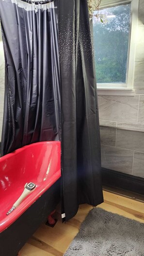 Séchoir à cheveux, serviettes fournies, savon, shampooing