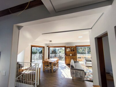 Large house with fireplace and hot tub close to Capivari, peaceful location!