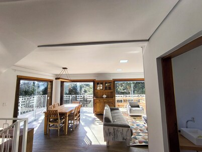 Large house with fireplace and hot tub close to Capivari, peaceful location!