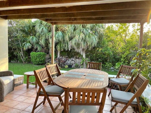 Charming Secluded Garden Setting cottage with WiFi and AC in lovely Sandys