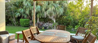 Charming Secluded Garden Setting cottage with WiFi and AC in lovely Sandys
