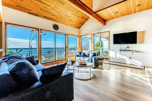 Panoramic Ocean Front View, 5 BR full Bath- Renovated Whole House in White Rock