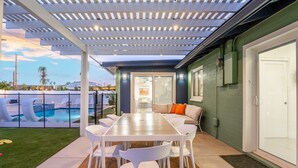 A covered patio with a pool, a dining table with chairs, and a sofa. - 5 min to Old Town, Pool & Spa, 2 King Suites (Scottsdale)