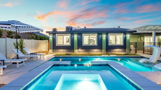 A modern house with a swimming pool, outdoor seating, and a well-lit patio area. - 5 min to Old Town, Pool & Spa, 2 King Suites (Scottsdale)