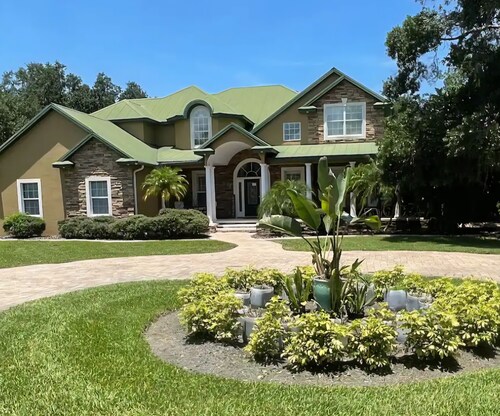 Spacious 5-bedroom house in charming New Smyrna Beach with WiFi, AC