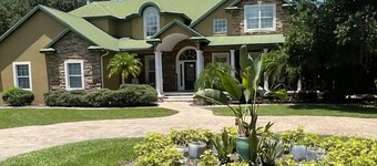 Spacious 5-bedroom house in charming New Smyrna Beach with WiFi, AC
