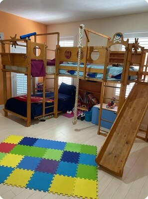 5 bedrooms, desk, iron/ironing board, travel cot