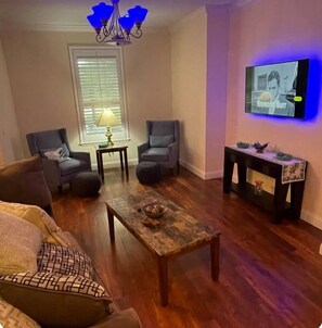 TV connectée, cheminée, livres