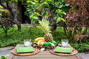 Condo, 1 King Bed with Sofa bed, Lanai, Garden View (Casa de Emdeko 114) | Outdoor dining