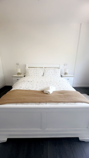2 chambres, fer et planche à repasser, Wi-Fi gratuit, draps fournis
