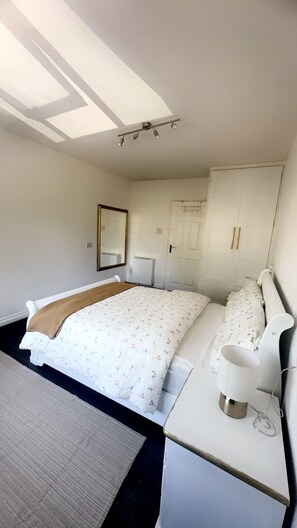2 dormitorios, tabla de planchar con plancha, wifi gratis y ropa de cama