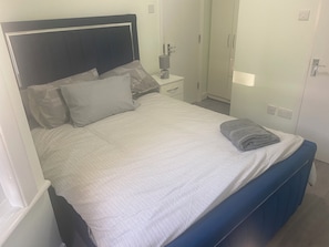 4 bedrooms, iron/ironing board, WiFi, bed sheets