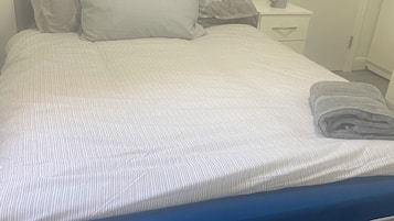 4 bedrooms, iron/ironing board, WiFi, bed sheets