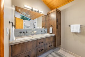 Douche, sèche-cheveux, serviettes fournies, savon