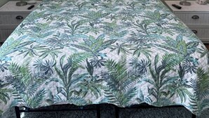 Une chambre à coucher avec un lit, deux tables de chevet, un tableau accroché au mur et un sol recouvert de moquette.