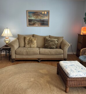 Smart TV - 2-bedroom condo in beautiful Gulf Shores; private beach, pier, and pool access (Gulf Shores)