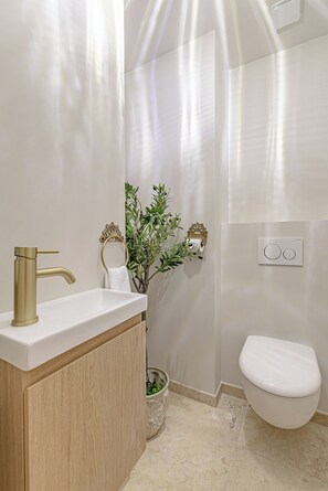 Jetted bath, towels, soap, shampoo