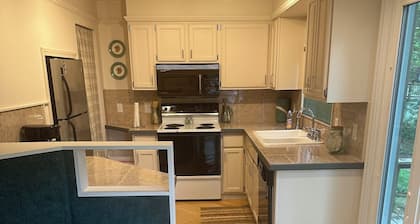 Charming 3-bedroom cottage with WiFi and AC in welcoming Brooklyn