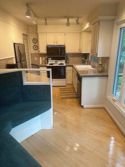 Charming 3-bedroom cottage with WiFi and AC in welcoming Brooklyn