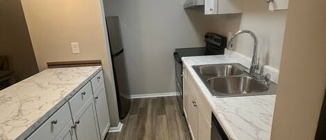 Micro-ondes, four, plaque de cuisson, lave-vaisselle