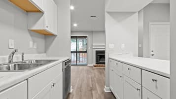 Micro-ondes, four, plaque de cuisson, lave-vaisselle