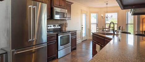 Een microgolfoven, een oven, een kookplaat, een vaatwasser