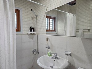 Douche, sèche-cheveux, serviettes fournies, savon