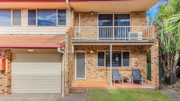 Vista frontal de la propiedad