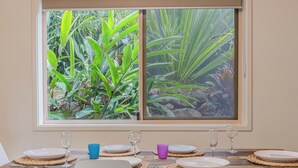 Family dining - High Tide Hideaway in Pottsville (Pottsville)