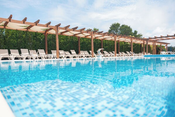 Piscine extérieure (ouverte en saison)