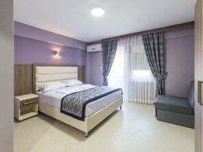 Quarto solteiro júnior, sacada, vista para a piscina | Roupas de cama antialérgicas, cofres nos quartos