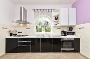 Kjøleskap, mikrobølgeovn, ovn og kokeplater