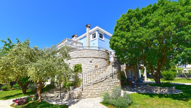 A stone building with a blue facade, a stone staircase, and a garden with trees and shrubs. - Apartment 2399/160967 (Istria - Rakalj), 800m from the beach (Rakalj)