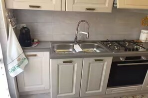 Een microgolfoven, een oven, een kookplaat, een vaatwasser