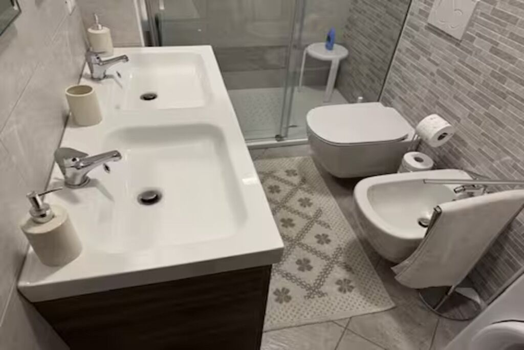 Dusche, Haartrockner, Bidet, Handtücher