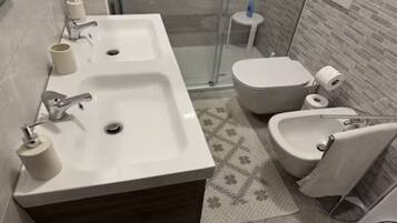 Dusche, Haartrockner, Bidet, Handtücher