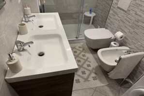 Dusche, Haartrockner, Bidet, Handtücher