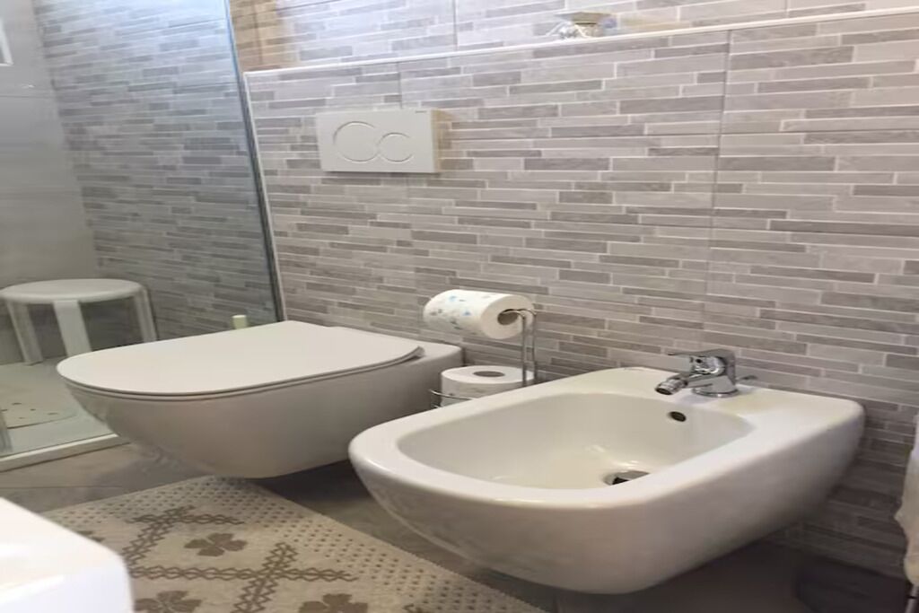 Un bany amb vàter, bidet i rentapel.
