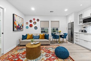Smart TV, fireplace - Moroccan-Inspired 1-BR Getaway near Reunion Tower (Dallas)