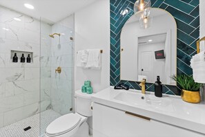 Douche, sèche-cheveux, serviettes fournies, savon