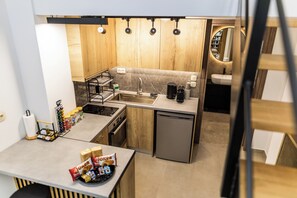 冷蔵庫、電子レンジ、オーブン、コンロ