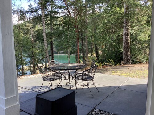 3-bedroom apartment, beautiful marina views in Brinnon w/ pool & hot tub access