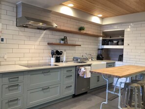 Micro-ondes, four, plaque de cuisson, lave-vaisselle