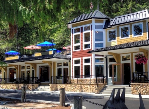 3-bedroom apartment, beautiful marina views in Brinnon w/ pool & hot tub access