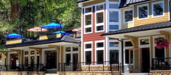 3-bedroom apartment, beautiful marina views in Brinnon w/ pool & hot tub access