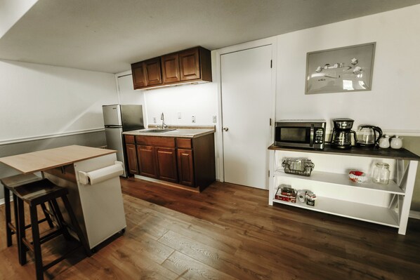 冷蔵庫、電子レンジ、コーヒー / ティーメーカー、電気ポット