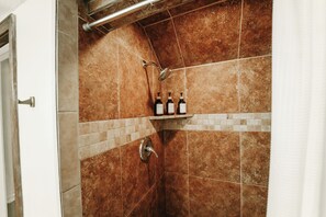 シャワー、ヘアドライヤー、タオル、石鹸