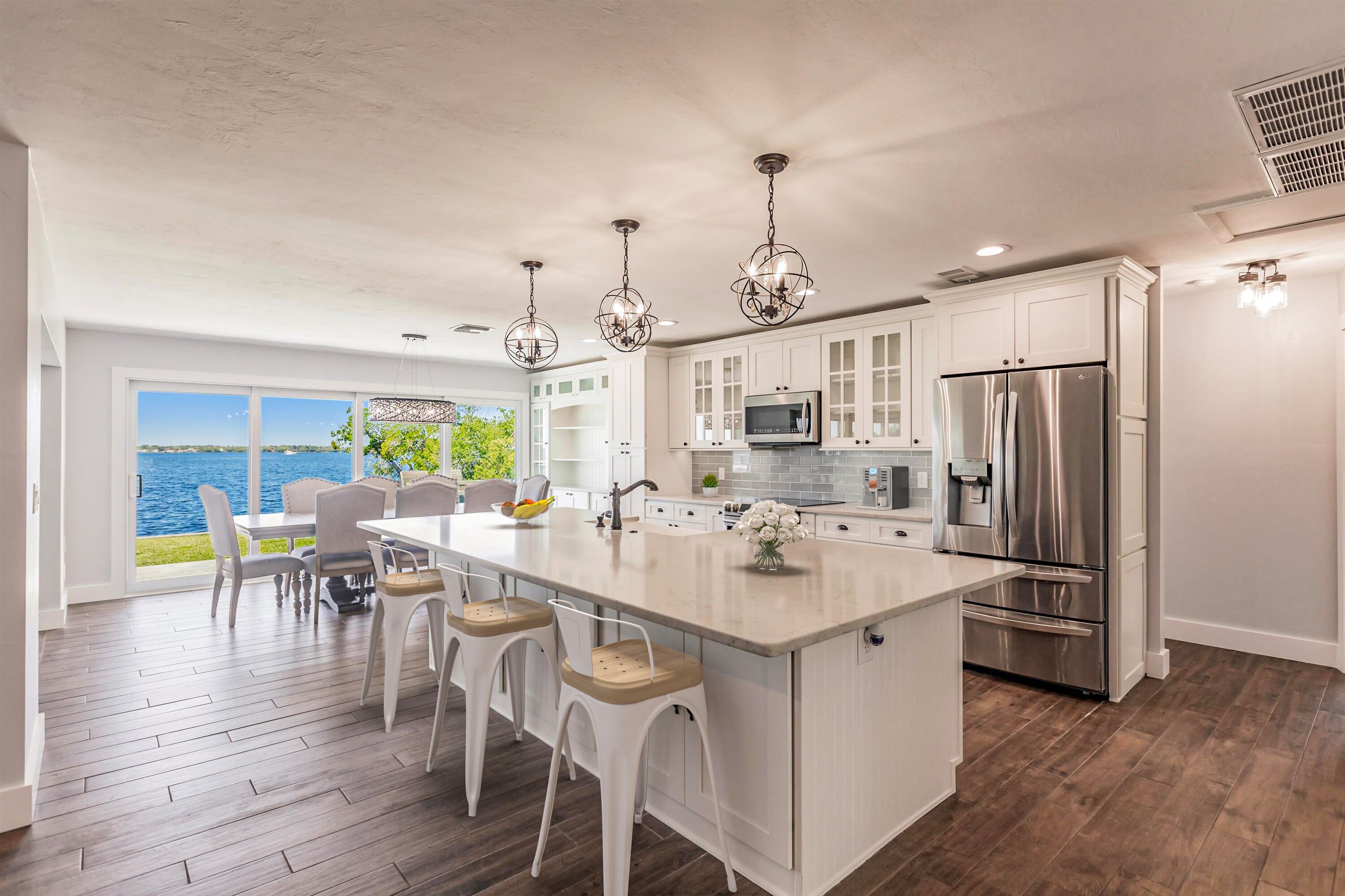 Réfrigérateur, four à micro-ondes, un four, surface de cuisson